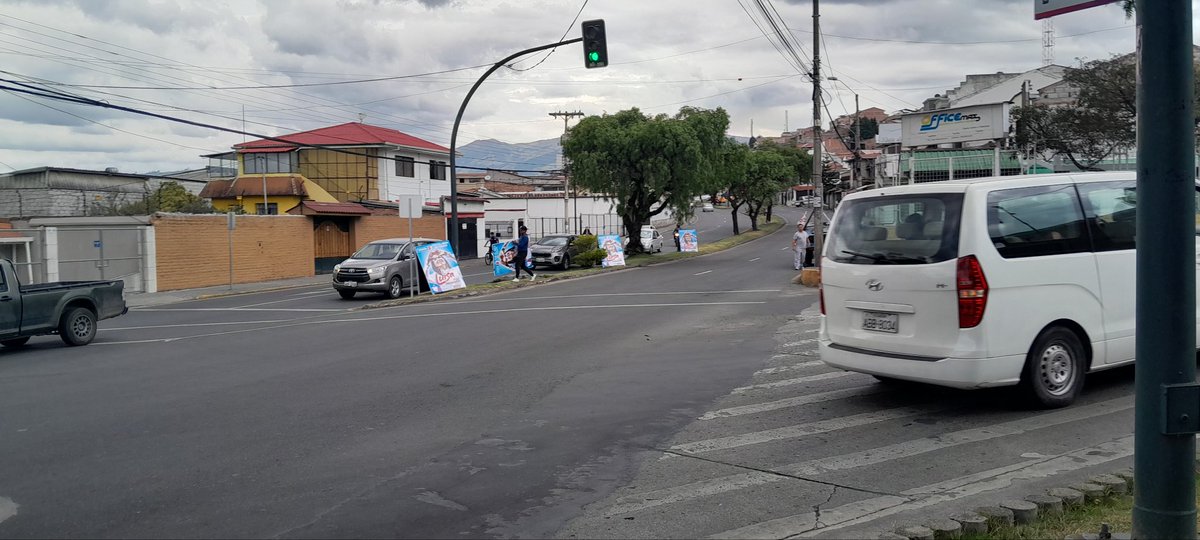 Llegando al evento de la Prefectura del Azuay en el parque de La Libertad #Cuenca uno se encuentra con propaganda de la candidata #LuisaGonzález