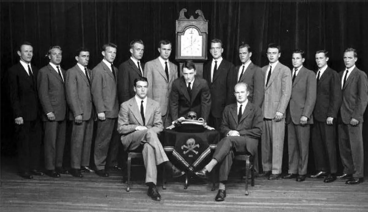 UniYale's tweet photo. Today we present to the rabble one of our most beautiful class photos. 

Particularly admirable is the tablecloth knitted by our honorary member Mr. Bush himself, which perfectly matches Geronimo's skull, which we have also successfully stolen 🏆🏵️🎗️ https://t.co/Joea9oUK0G