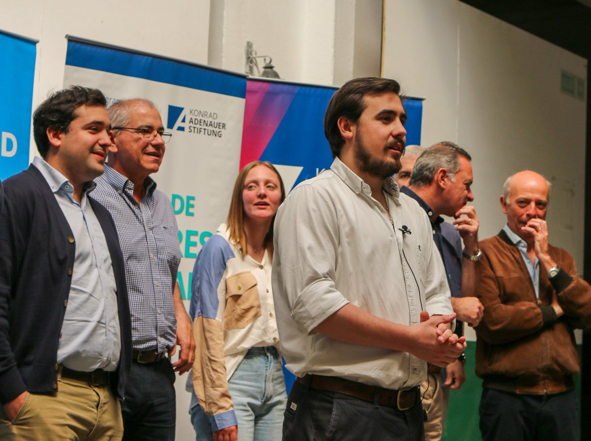 NicolasCorvi's tweet photo. En la jornada de ayer llevamos adelante el Encuentro Regional del @PNacionalJoven en nuestro Departamento de Flores, con @CDJFloresUy nos toco recibir a los amigos de Durazno, Colonia, Florida y San José en una jornada de trabajo programático en conjunto a nivel regional! https://t.co/vnOC6gSVlA