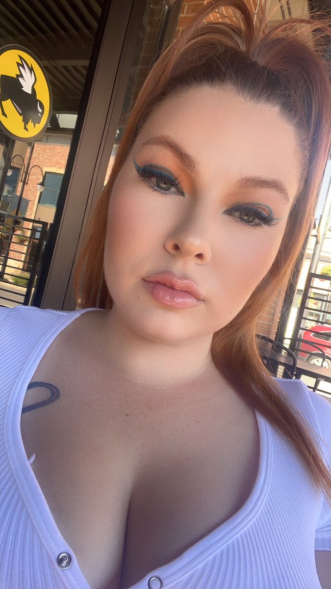 Goddessbreaa23's tweet photo. Get on your knees and worship me. https://t.co/Ss6r8vtXxw