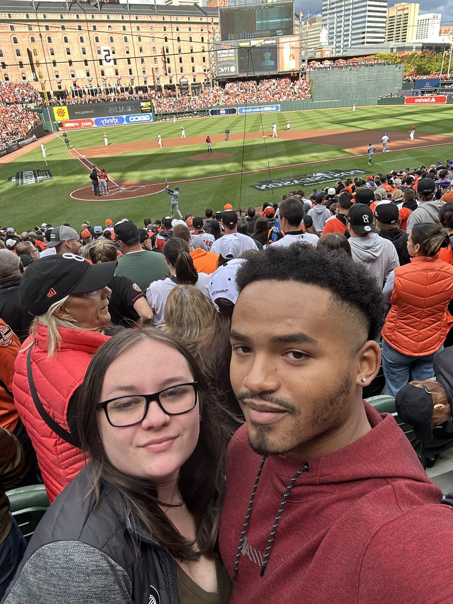 washington98ac's tweet photo. Here at Orioles Park with the BEST seats and the best girl!!!! Thanks to T-Mobile. Special thanks to the Pikesville team!!!!! @MichaelDrakes7 @SellPhones4 @tglover187 @JonFreier https://t.co/VY619HAp1L