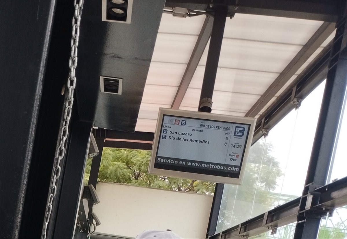 Que onda <a href="/MetrobusCDMX/">Metrobús CDMX</a> con la línea 5 dirección Río de los Remedios, 2:12 paso por metro Apatlaco un último autobús y vean el tiempo que pasó y falta para que venga otro. Casi 20 minutos, es EXAGERADO!!
La línea 5 SIEMPRE sufre de lapsos de espera muy altos hasta entre semana!!