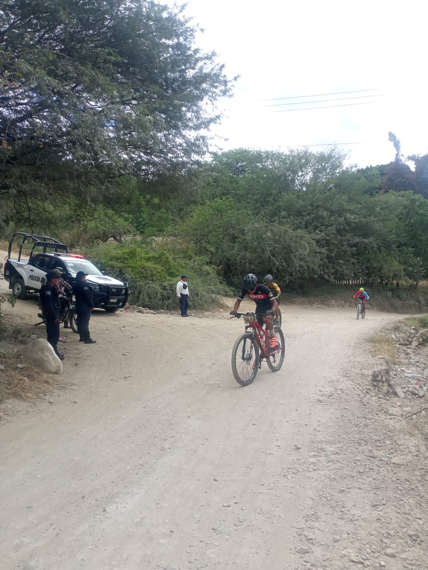 PMMiahuatlanOax's tweet photo. Se monta dispositivo de seguridad y vialidad en las diferentes calles de nuestra  ciudad por motivo de la carrera ciclista por las fiestas octubrinas 
@DiscipuloMD 
@PrevenDDMiahua https://t.co/v74MaSaHik