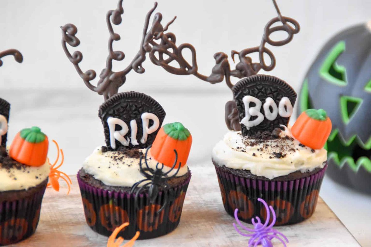 Halloween Cupcakes: Graveyard and Strawberry Monster Cupcakes zestysouthindiankitchen.com/halloween-cupc…