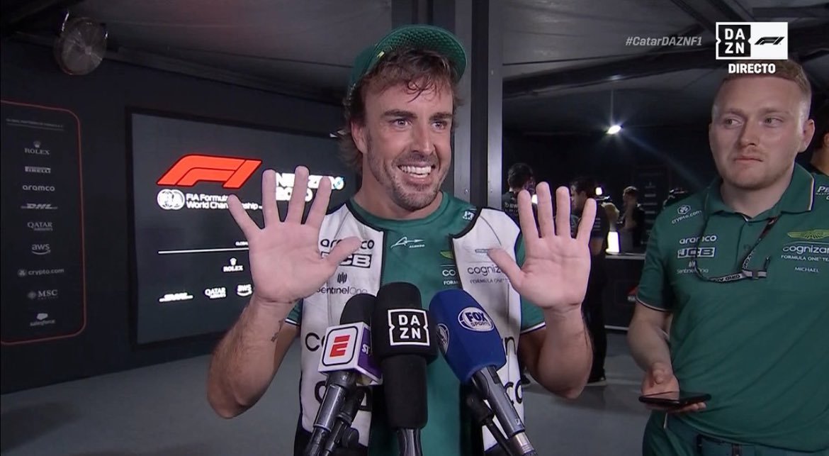 A ver que me quede a mi claro:  
-Sargeant abandona la carrera  

-Mojón se vomita en el casco  

-Albon no puede ni salir del coche  

-Varios pilotos se desmayan en el centro médico  

-Fernando Alonso con 43 años: Toy sudau 😁
