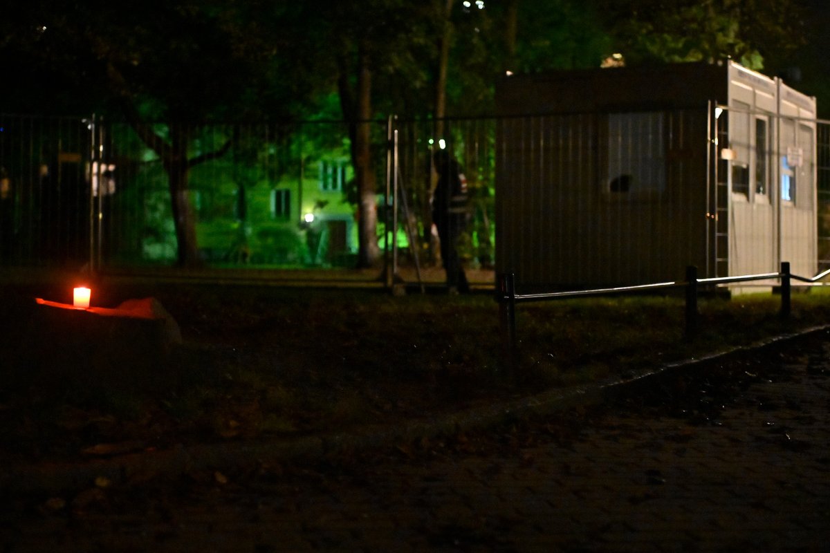 Gerade gesehen: Mahn- und Ge-Denk!-Kerzen entlang des Bauzauns - Hoffnungsvoll für Bäume und Anwohner! Danke dafür! 
#Frieden #Baumschutz #Gesundheit #Klimaschutz @cjgaebler <a href="/kaiwegner/">Kai Wegner</a>