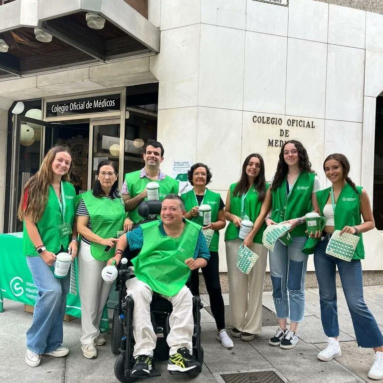 CMSanBartolome's tweet photo. La comisión de voluntariado ha colaborado con la Asociación Española Contra el Cáncer. Hace unas semanas, los colegiales recaudaron fondos por distintas calles de la ciudad. Hoy, se han sumado a la IX marcha contra el cáncer dirigiendo parte del recorrido. https://t.co/b6vIu14uYi