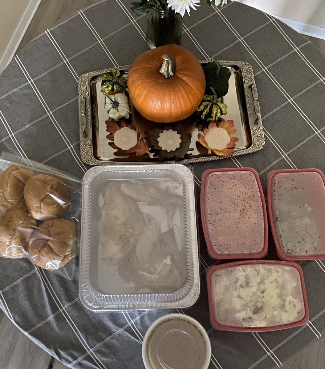Lana4Hamilton's tweet photo. Having moved 4 times in the past couple of years, I got rid of a lot of stuff. There are certain things I held onto that I love! I’m so thankful for these mementos, great memories, family &amp; friends and feeling at home in my latest place. 
Happy Thanksgiving🦃🍂 https://t.co/43IdpWa4Vz