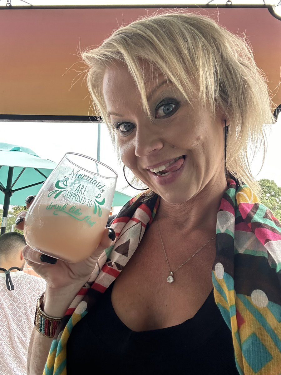 Raeofsunshinef2's tweet photo. Sunday funday in full swing! 🧜🏼‍♀️ https://t.co/QW5uTCNuP7