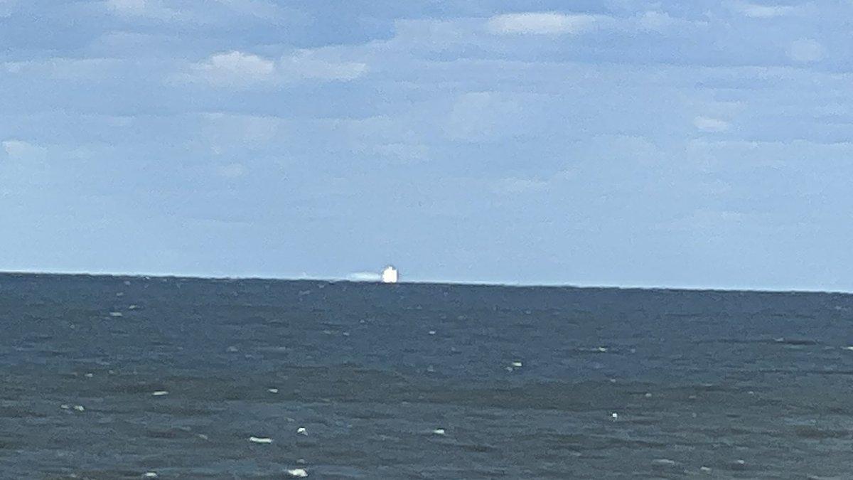 Hey, <a href="/BetsyKling/">Betsy Kling 🌤️</a> we’re visiting friends in Huron and we see this “building” in the middle of the lake; it alternates between being white &amp; gray. Could this be an inversion layer thing? I found this across in Wheatley, Ontario … which seems like it could be the same thing. 🤔😮