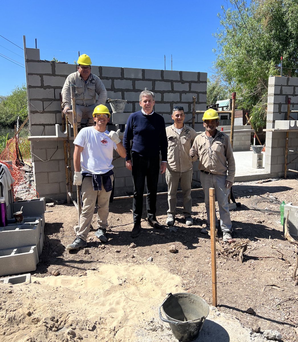 Fui a recorrer las obras en #29DeAbril y a saludar a los trabajadores que están transformando este barrio para las 216 familias que viven en este lugar. ¡Está quedando muy bien y estamos orgullosos de sumar más y mejores servicios para la gente!