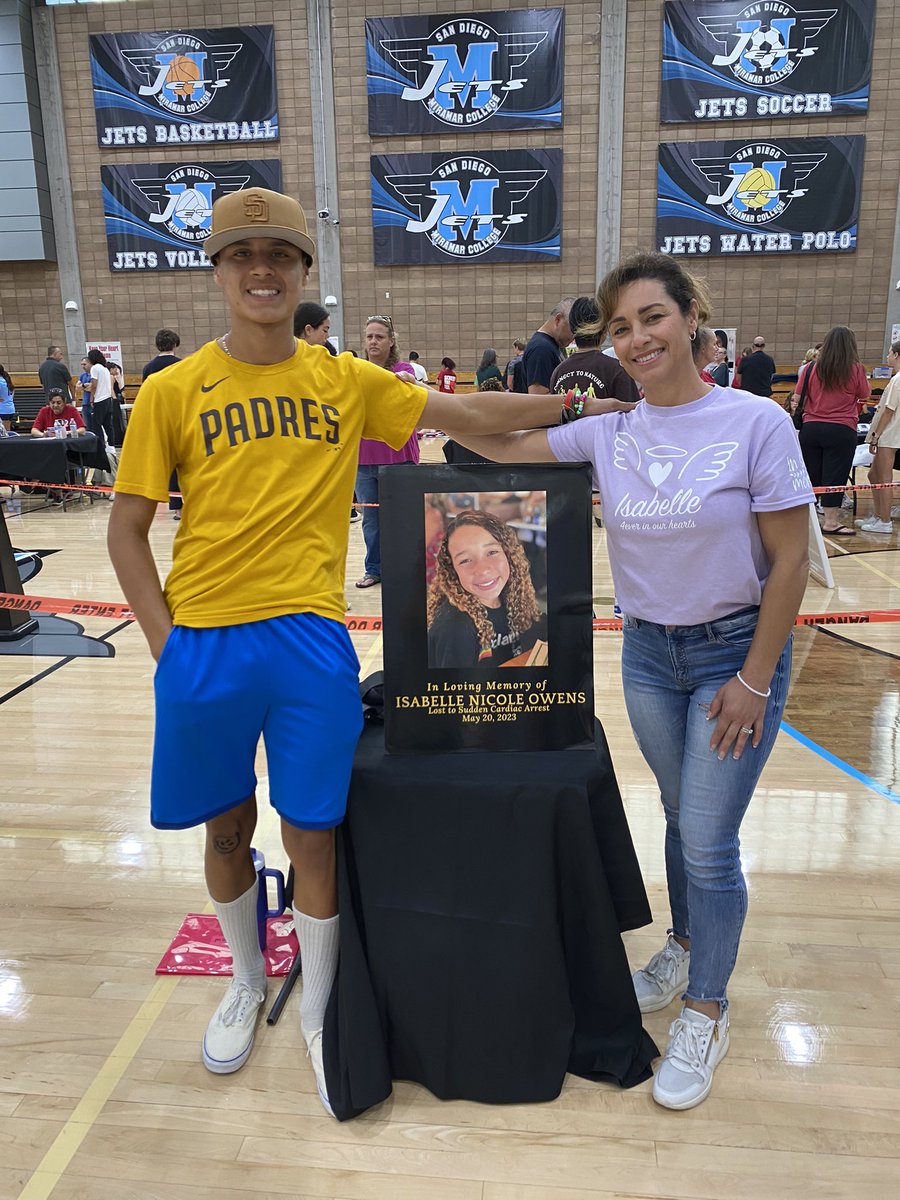 ealvareznews's tweet image. Today’s @EPSaveALife free heart screening was dedicated to 13 year old Isabelle Owens.

1. Call 911
2. Administer CPR
3. Use AED
 #SCAAwareness #callpushshock