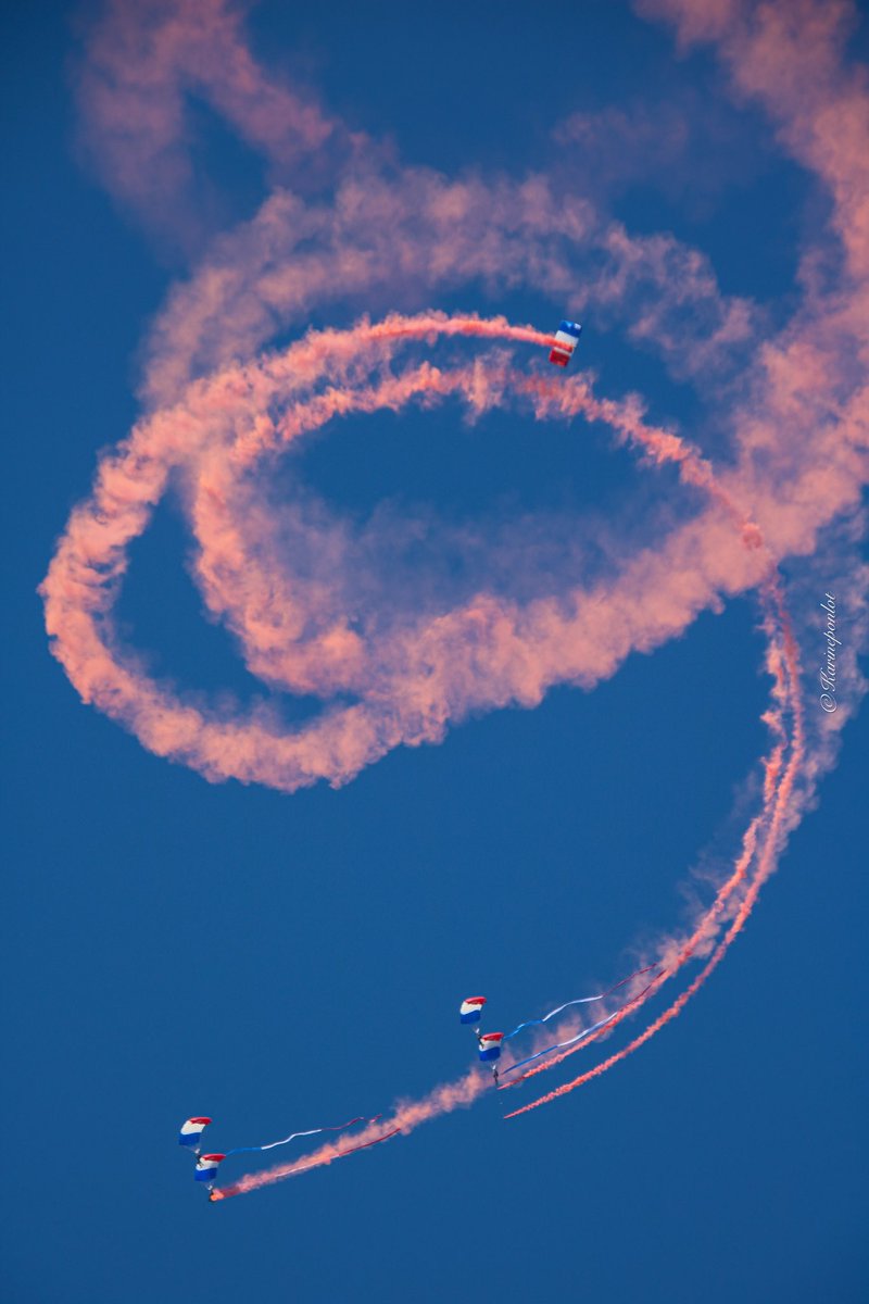 Les parachutistes Phénix de l’Armée de l’Air et de l’Espaces et les parachutistes du 1er RPIMa de Bayonne 🇫🇷🇫🇷 Quelle précision dans leurs manoeuvres
#armeedelair #meetingaerien #MagnifiqueFrance #saintjeandeluz