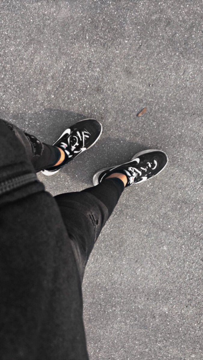 inabadee's tweet photo. جوری بعد گل امشب آرسنال داد زدم که بدون اینکه بهم چیزی بگن خودم واسه دقایقی از خوابگاه اومدم بیرون!
#ARSMCI https://t.co/6awZDGlh9w