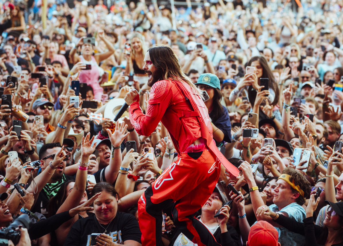 30SECONDSTOMARS's tweet photo. THANK U AUSTIN @aclfestival https://t.co/0TwWr6uj4t