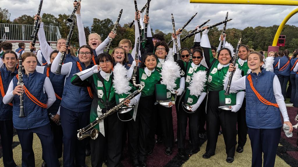 LHS_Marching's tweet photo. A beautiful day in Arlington with our friends from Brentwood and Arlington 🧡💚💛 Honored to finish in First Place with an 89.6, but more honored to be able to bond together with the National Class! 🗻 @LCSDFineArts @LCSDOfficial @BrettRWoodcock @MrLawrence_LCSD #thisisliverpool https://t.co/NxUPVzLB05