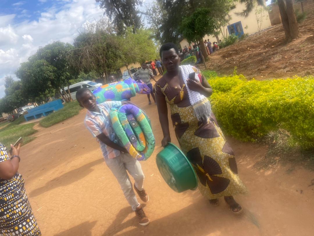 MayangeBugesera's tweet photo. Uyu munsi ku bufatanye na #Rotary_Club hatanzwe bed kits ku bana 264 baturutse mu miryango itishoboye yo mu mirenge ya
@MayangeBugesera , @NyamataBugesera , @NtaramaBugesera , @MwogoBugesera
Bakaba ari abana bafite imyaka 6-12 y'ubukure 
@BugeseraDistr  q https://t.co/3ZOWDUCirO