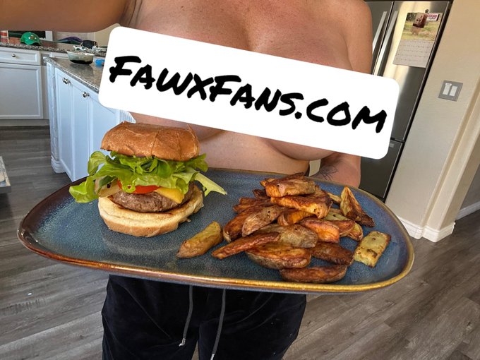 Who’s hungry…. https://t.co/jznkVQkrDP https://t.co/Xj1nPTZLXf