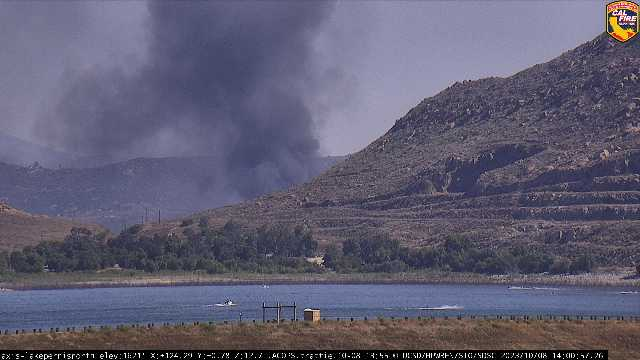 engineco16's tweet photo. @FirePhotoGirl @firevalleyphoto East side of Lake Perris. Just about where the recent fire was. Something nasty burning for sure. #MagnoliaFire https://t.co/we4AXT33S0