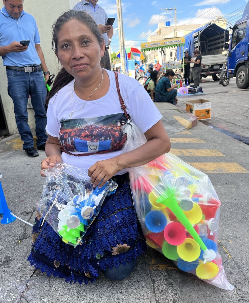 AgenciaOcote's tweet photo. 📣 Daisy Flores vende vuvuzelas en manifestaciones, viene desde el CENMA. Dice que sin el Transmetro funcionando es más difícil llegar.

«Esto que estoy viviendo se lo voy a contar a mis nietos, no puede ser que una señora nos esté fregando a todos», dice.
#ParoNacionalIndefindo https://t.co/oM5gLa1EfY