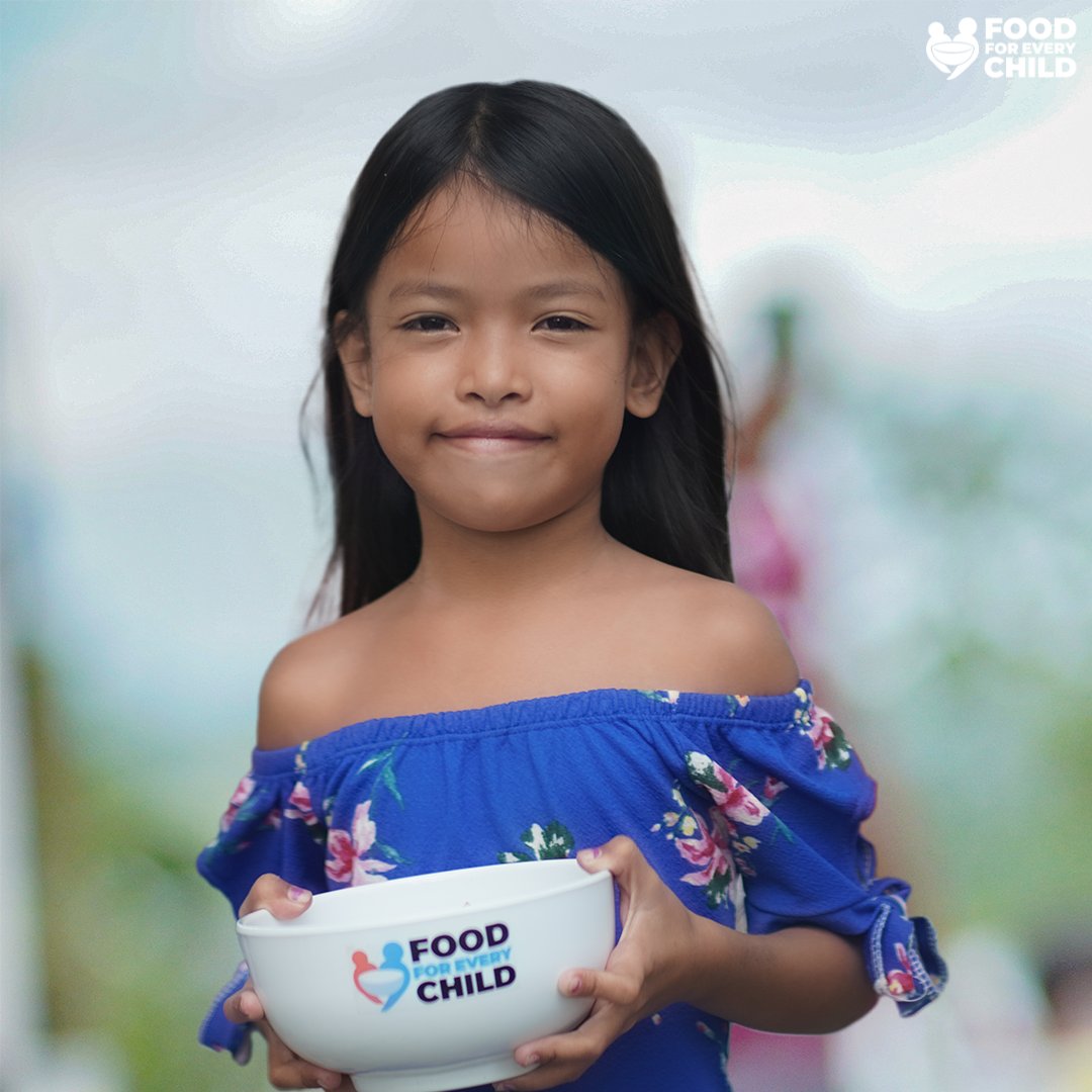 ffec_org's tweet image. Lia receiving her #foodbowl during one of our #feedingprograms. The happiness on her face is priceless and a reminder that even the smallest gestures can make a significant impact. With each nutritious meal, we're not just aiming to nourish bodies but also lift spirits. 🥣💖