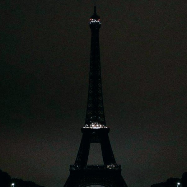 La tour Eiffel vient de s'éteindre en hommage à toutes les victimes de l’attaque terroriste perpétrée par le Hamas. 

Demain soir, en solidarité avec les Israéliens elle sera éclairée aux couleurs de leur drapeau. 🇮🇱