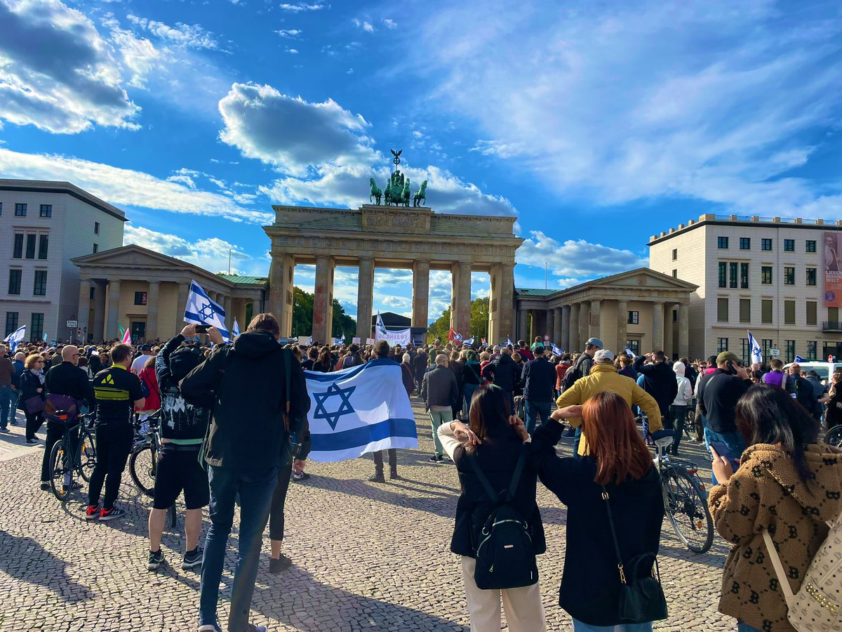 „Ja, aber“ - so relativieren viel zu viele Leute die furchtbaren Verbrechen der Hamas-Terroristen in #Israel🇮🇱, leider auch in Deutschland. Diese unmenschlichen Taten sind durch nichts, gar nichts, zu rechtfertigen. Umso wichtiger die Solidarität heute in Berlin. #StandWithIsrael