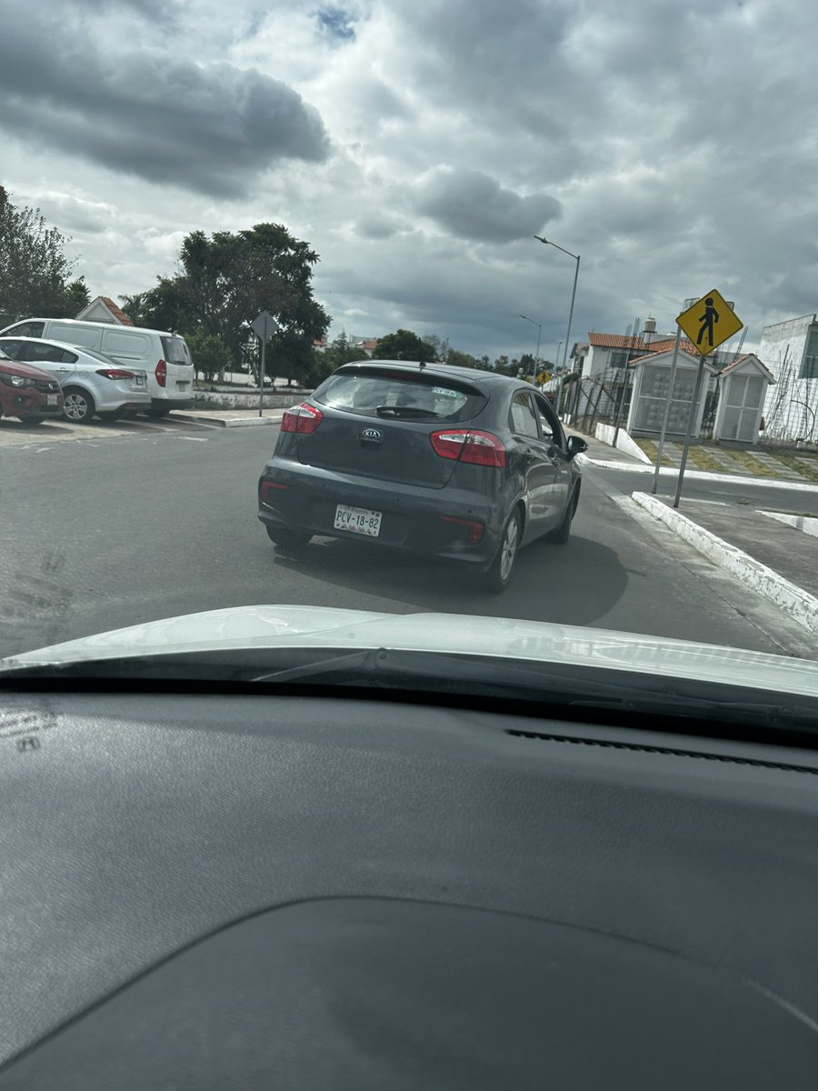 diguza40's tweet photo. Este tipo se me cerró y bajó a patear mi coche porque tuve la osadía de pitarle cuando se incorporó de manera arbitraria al carril, sin voltear o espejear  que estuve a un paso de chocar con él. 

Y no, no taparé sus placas! 😡🤬 https://t.co/SLjbW9BN4A