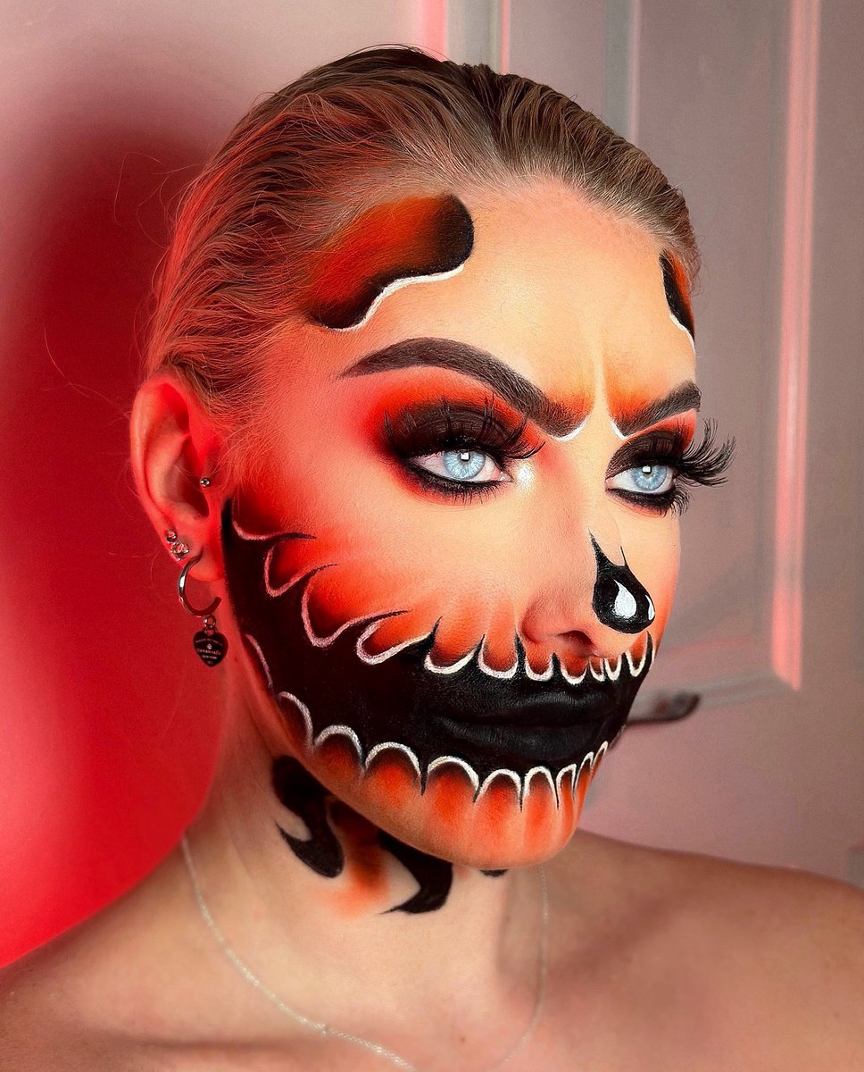 Since IG is only pushing my posts to 400 of my followers I thought I’d post my most recent Halloween look on here 🎃