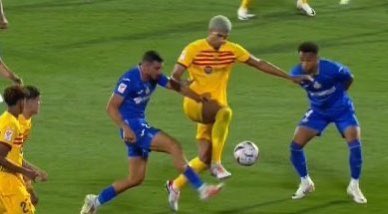MundoDespectivo's tweet photo. Pues Soto Grado ya nos ha robado 4 puntos esta temporada.

- Penalti no señalado frente al Getafe.
- Gol mal anulado frente al Granada. https://t.co/L5zFQhVQjZ