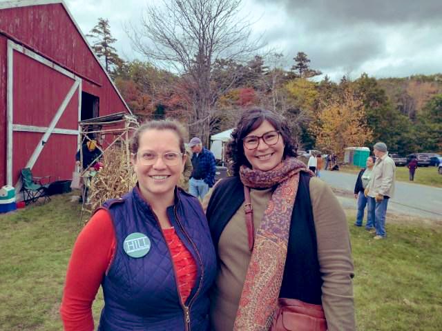 NHkaren's tweet photo. Fall is for Festivals! ๐ Thanks for the help picking out a nice orange pumpkin at the Orange Fall Festival, @CorinneNHRep! ๐งก Wonder what I should carve this yearโฆ ๐ #OrangeNH #NHPolitics https://t.co/9rlIaonLnH