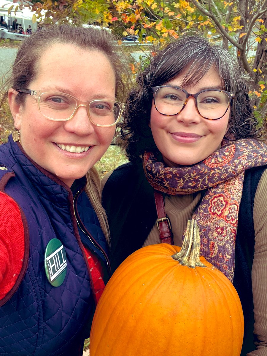 NHkaren's tweet photo. Fall is for Festivals! ๐ Thanks for the help picking out a nice orange pumpkin at the Orange Fall Festival, @CorinneNHRep! ๐งก Wonder what I should carve this yearโฆ ๐ #OrangeNH #NHPolitics https://t.co/9rlIaonLnH
