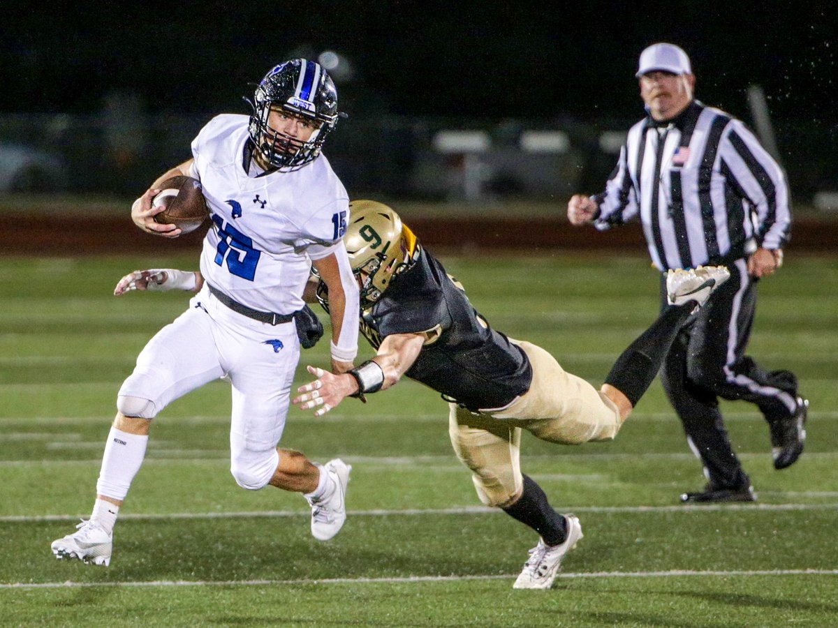 OshkoshWestFB's tweet photo. North vs West game action on a rainy night at Titan Stadium!
Bringing the Cup back home! #TheEDGE #4Fors https://t.co/OJnlsaH8oT