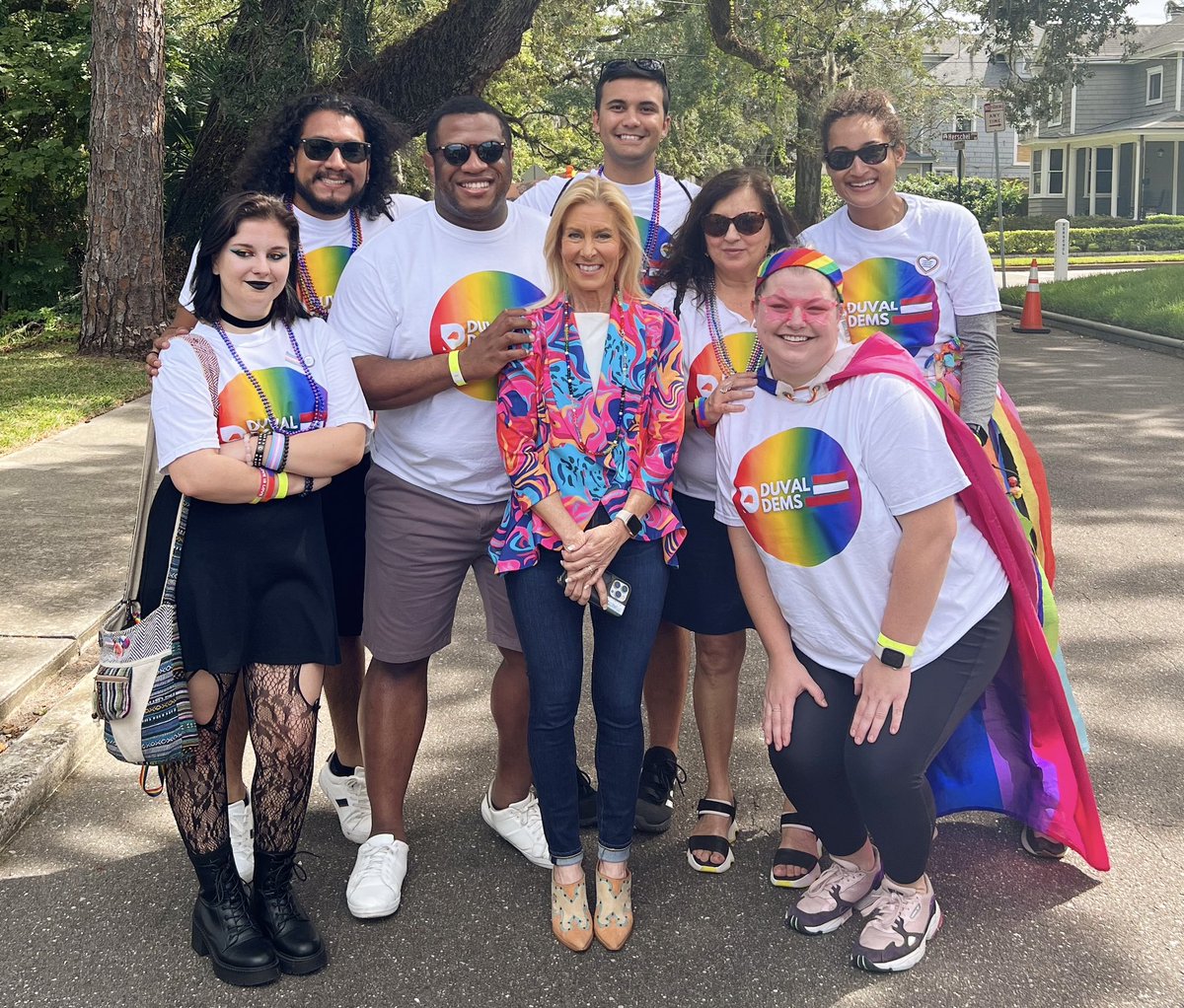 DanielHenryJAX's tweet photo. 🌈 Happy Pride #DUUUAL! Proud to represent the @DuvalDEC (#DuvalDems) in this years @RiverCityPride. 🏳️‍🌈🏳️‍🌈🏳️‍🌈🏳️‍🌈 

#rivercitypride #jaxpride https://t.co/wiU8mgnOCD