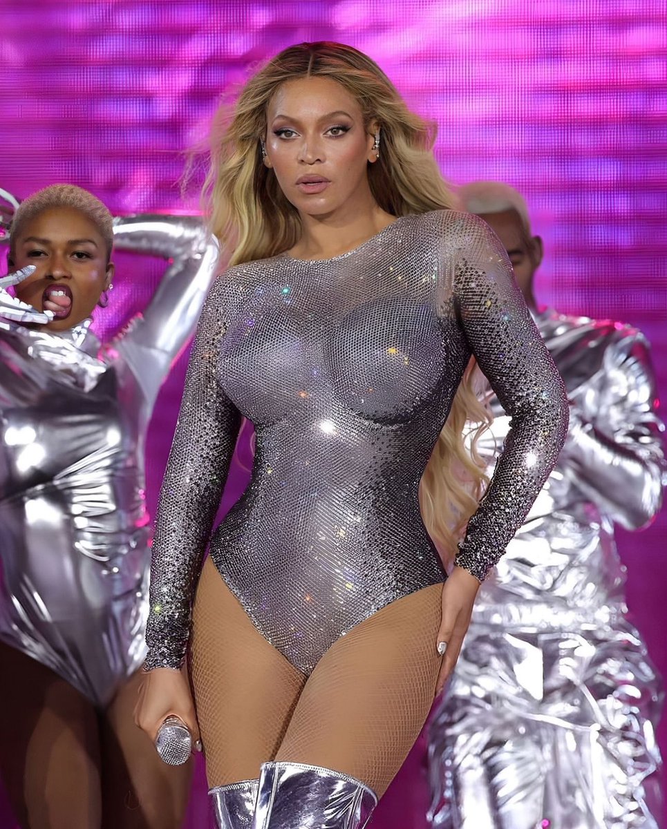 THUGGABEY's tweet photo. quote this with the best RENAISSANCE World tour photo, i’ll start 🪩 https://t.co/yi0DAr4Ucv