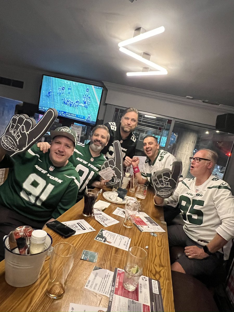 GRNSMK's tweet photo. A great turnout to @UKNYJets’ watch party in London
#TakeFlight #Jets #JetsNation #NYJets #JetUp #JTFU #UKJets #NewYorkJets #NFLUK #WeTheFans #GangGreen #NYJetsFamily #OneTeamOurTeam #NYJvsDEN https://t.co/u39KaXsqoc