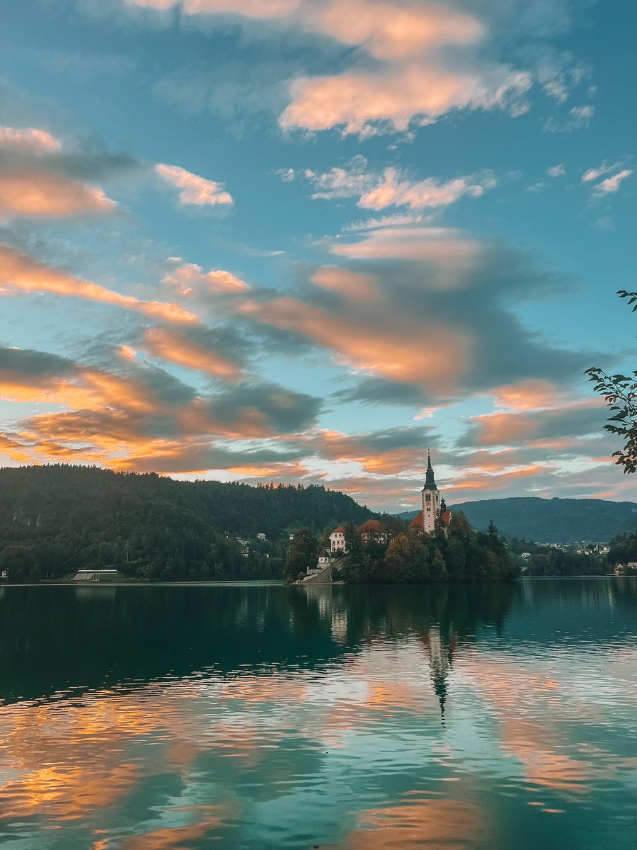 TravelChat's tweet photo. No Filter

(Only the teensiest but of color correcting)

All greatness

(Sunset over Lake Bled, Slovenia) https://t.co/CSQgTOgbmn
