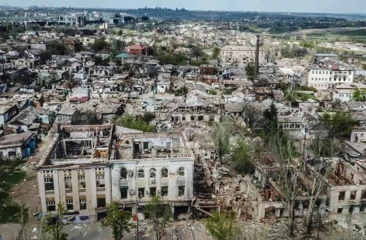 FodorUncle's tweet image. Це моє місто,яке російські терористи знищили авіацією,рсзо,танками, балістичними ракетами.Вбили більше ста тисяч людей,викрали тисячі дітей.Жодна країна,яка гарантувала безпеку Україні,в обмін на ядерне озброєння,не підняла свій флот або авіацію,щоб припинити це.