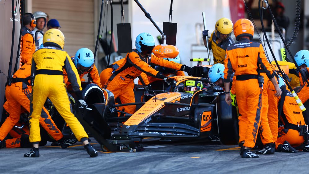 📊 McLaren have broken Red Bull's world record of the fastest F1 pitstop ever (1.82s) with a stop of just 1.80 s 💔

Fairplay <a href="/McLarenF1/">McLaren Mastercard Formula 1 Team</a> 🤝

#F1 #QatarGP