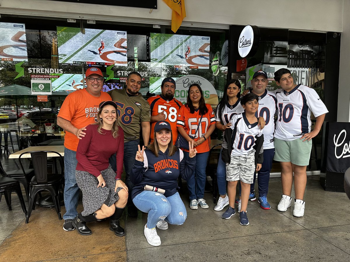 maaneferreira's tweet photo. Venga @BroncosEspanol, aquí sentimos los colores y alentamos con el corazón 🧡 @BroncosGals @broncosfansmx https://t.co/kZhdoihcEL