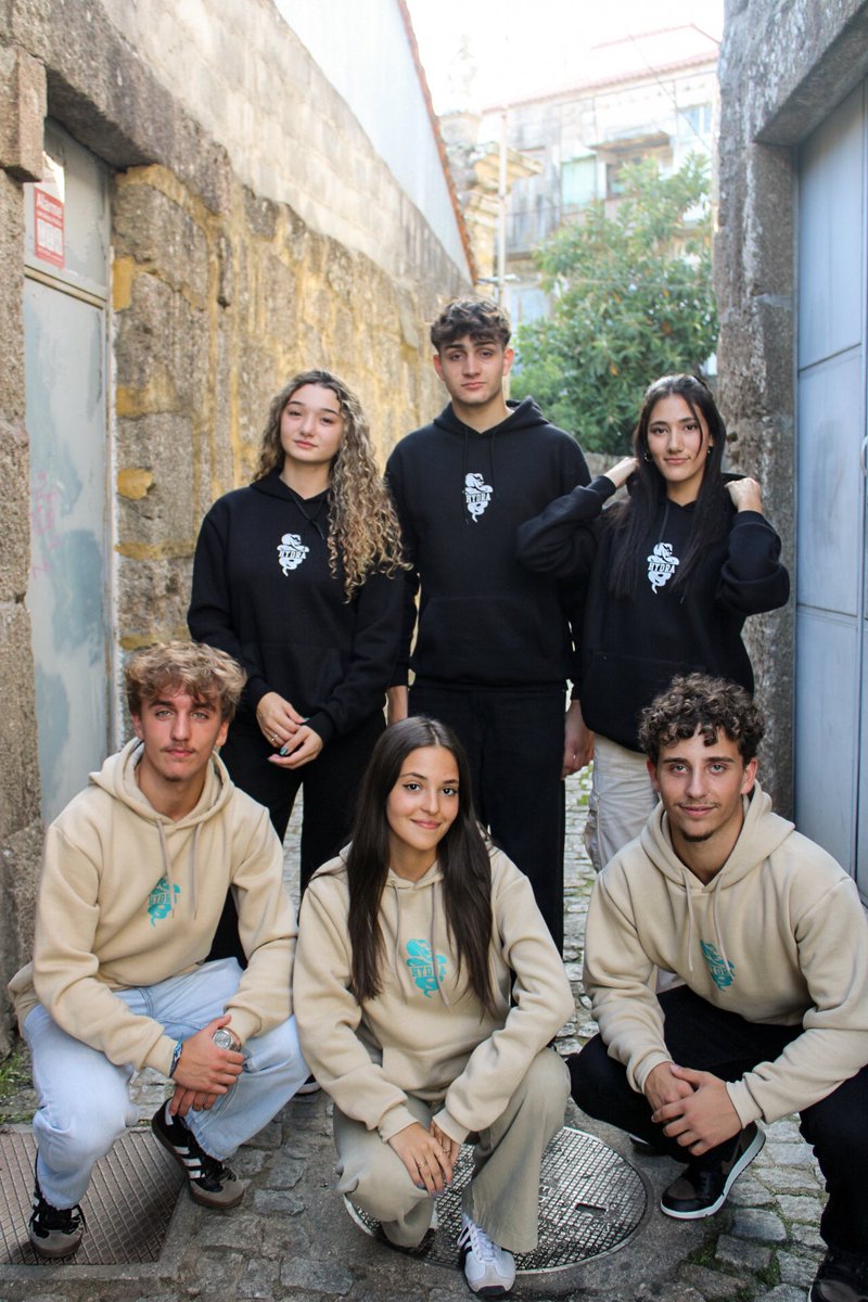 É com imenso orgulho que te apresentamos as nossas sweats para este ano letivo!💚
Veste-te com a melhor sweat e junta-te à tua lista.
Sweat preta- 16€ 🐍
Sweat bege- 16€ 🐍
Encomendas com: <a href="/ArianaBarbosa06/">Ariana Barbosa</a> <a href="/rmagalhaes36/">magalhaes🐍</a> @martacavadas