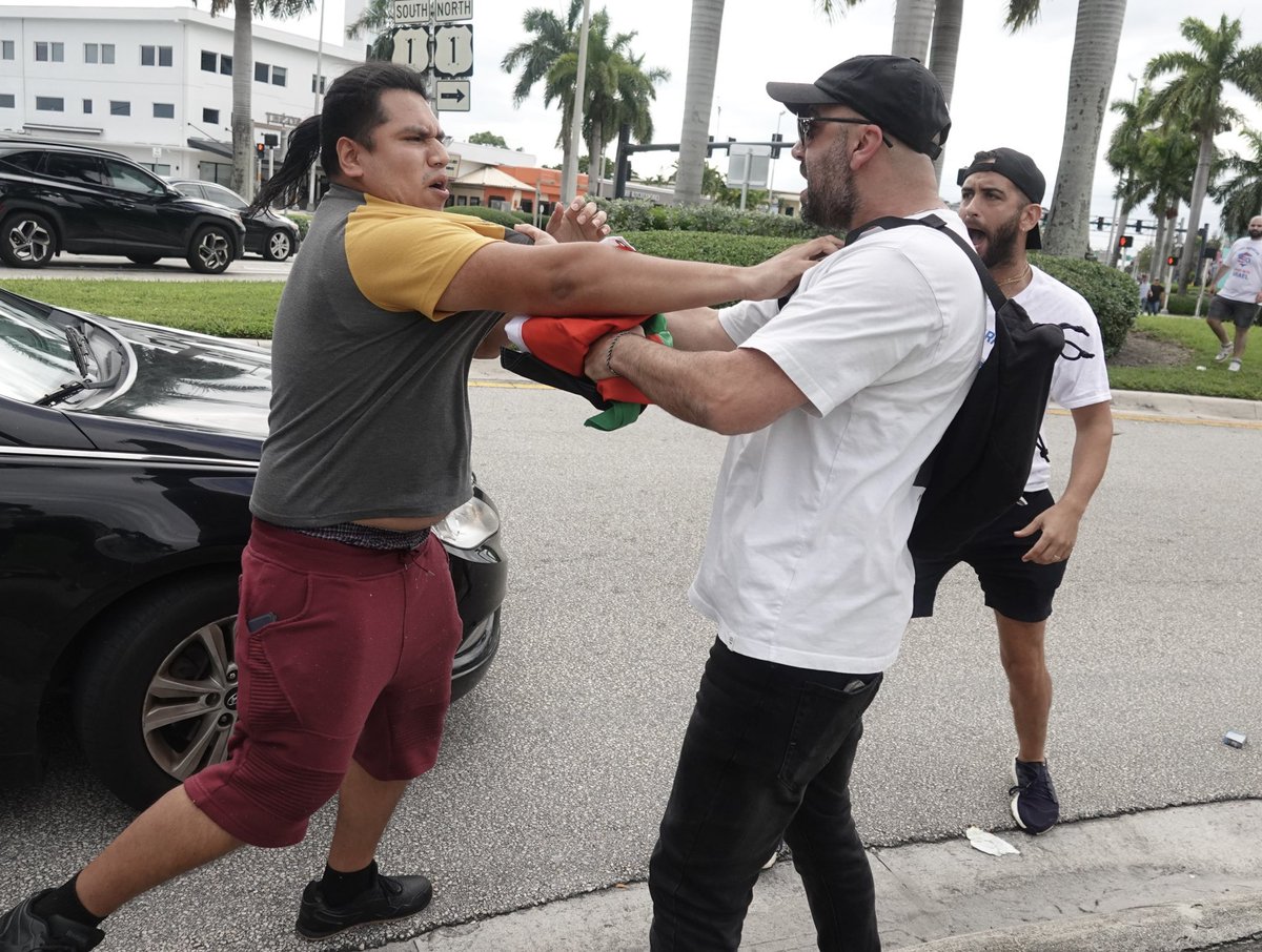 As harrowing reports emerged Sunday of hundreds killed in attacks in Israel and the Gaza Strip, scores of South Floridians gathered to show their solidarity under the watchful eye of police clad in riot gear and behind shields. sun-sentinel.com/2023/10/08/sou… What started as two