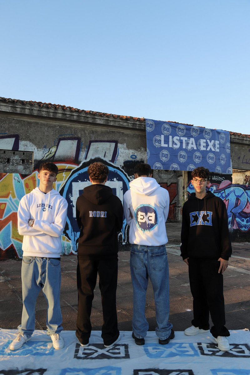 listaeXe's tweet photo. Aqui estão as tão esperadas camisolas!Esperamos que sejam do teu agrado e que adquiras para que te possas juntar a nós até ao fim do ano! 💙🤍 
Sweat Preta: 15€ 
Sweat Branca 14€ 
Sweat Azul: 15€ 
T-shirt mangas azuis: 7€ https://t.co/WsVn783JQB