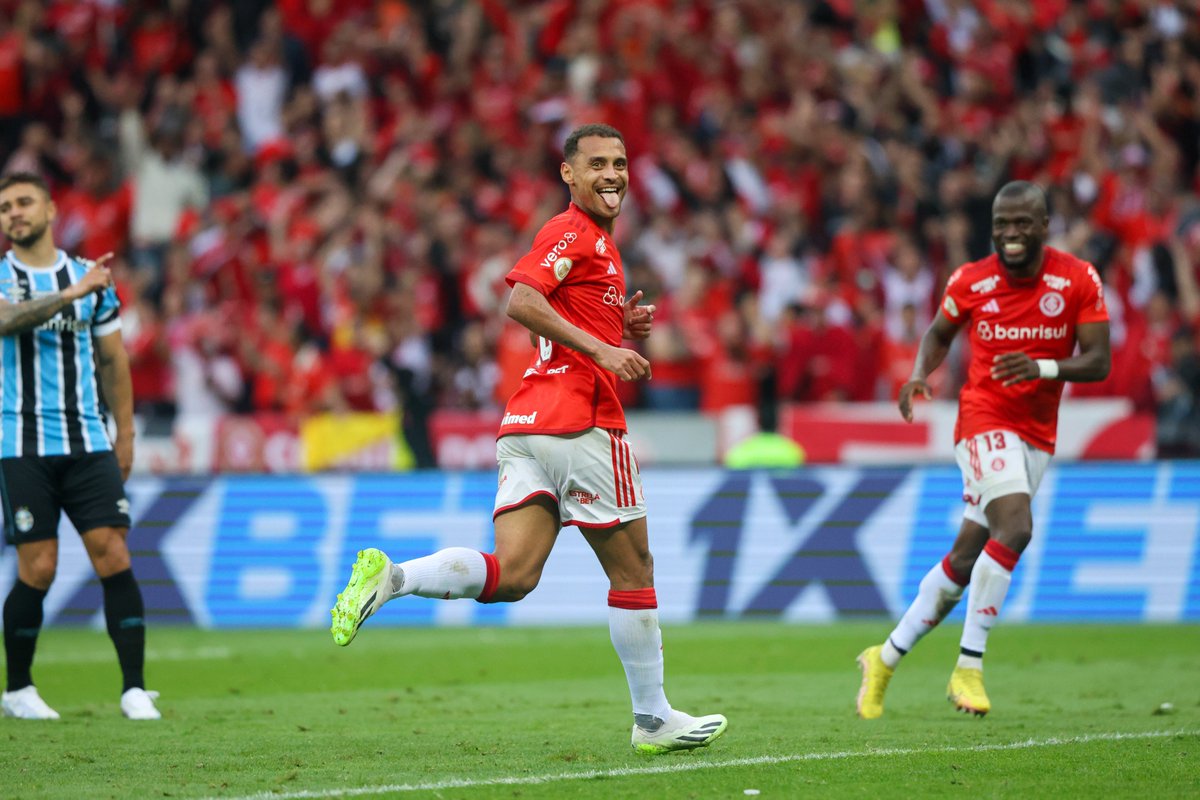 A 🔟 do Inter. 🇦🇹
Decidindo clássico. 🔥
Na goleira Sul do Beira-Rio. 🥅

Acho que eu conheço esse filme... 🤔