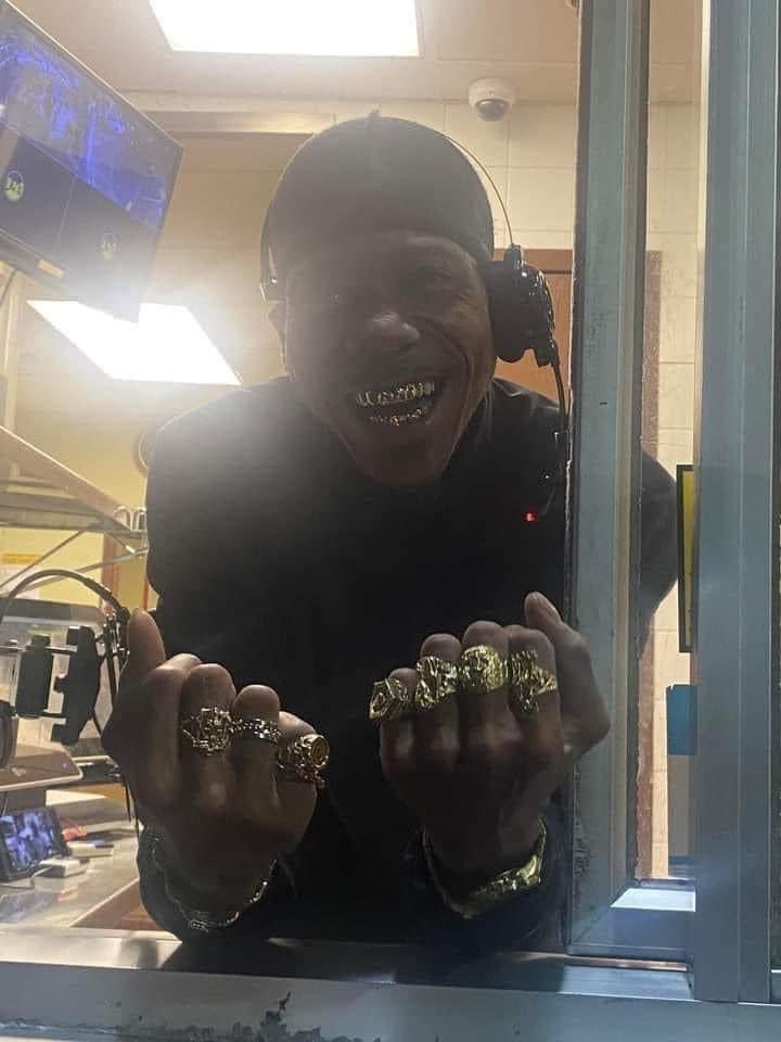 layxsnv's tweet photo. What Fast Food restaurant Y’all think he works at? 😂 https://t.co/alM22I70tn