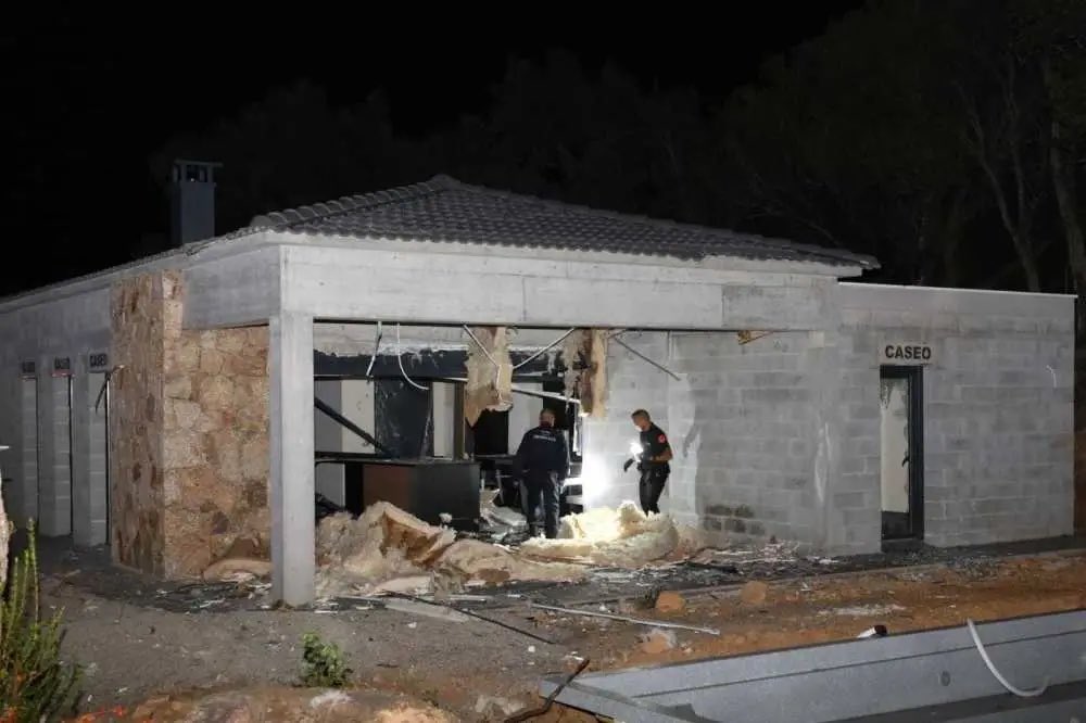 Mediavenir's tweet photo. 🇫🇷 ALERTE INFO - Une dizaine d’attentats à la bombe ont eu lieu simultanément dans plusieurs villes en #Corse aux alentours de 23h. Un média local évoque une "nuit bleue" pour l’île. (CNI/Corse-Matin) https://t.co/utvHafJnNM
