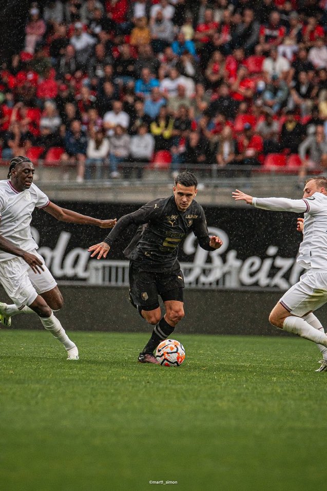 Très peiné pour Enzo Le Fee en ce début de saison. Persuadé qu’il a un truc en plus mais que mentalement ça ne suit pas pour le moment. La pire chose à faire après ce soir, ce serait de l’enfoncer… encourageons le !
