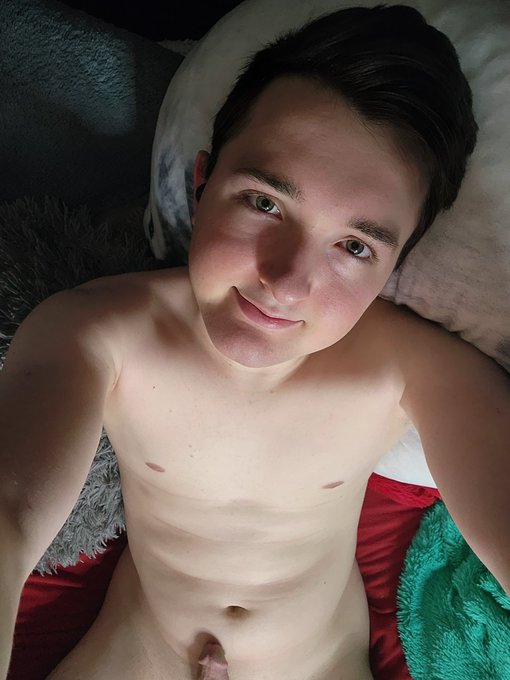 Hey guys I'm now live on chaturbate xtylercam69 https://t.co/GhVsZA4A2S