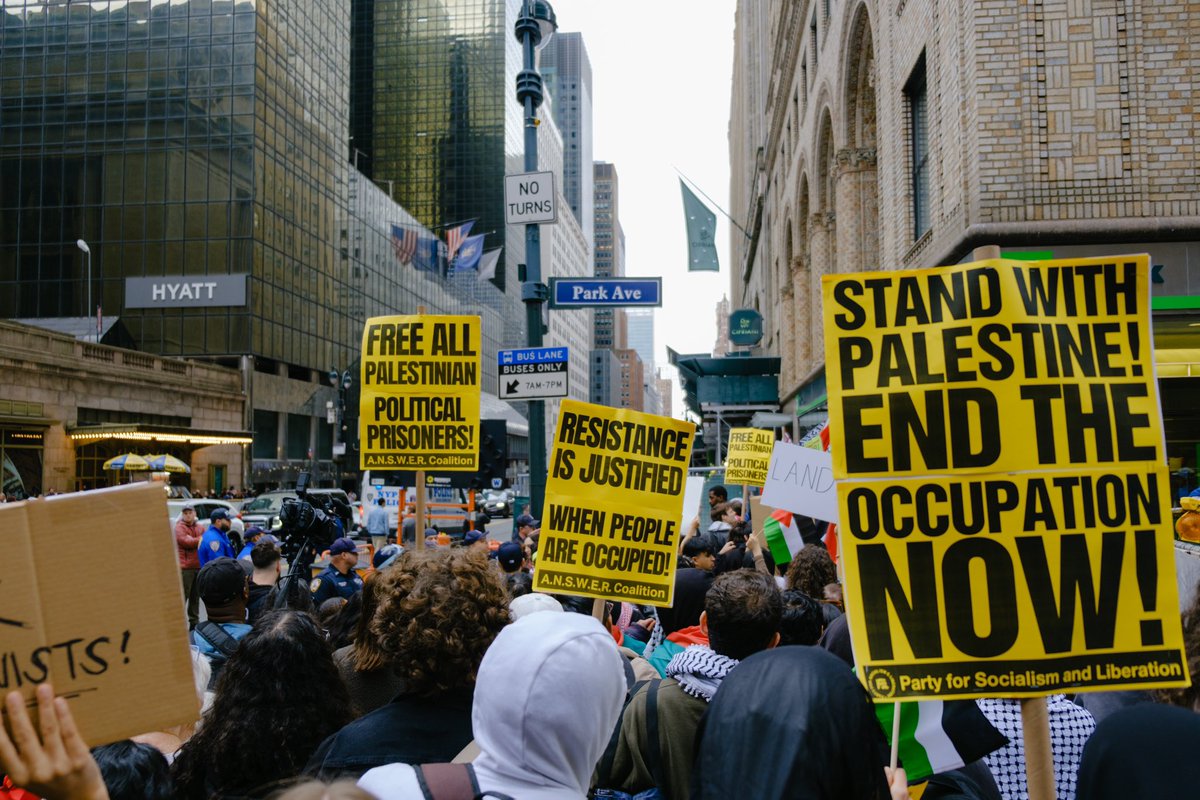 PeoplesForumNYC's tweet photo. Today NY politicians tried to block our right to protest. We joined with thousands in Times Square to stand in solidarity with Resistance in Palestine &amp; say NO to Israeli apartheid &amp; occupation!

🇵🇸 Cut all US aid to Israel!
🇵🇸 Free all Political Prisoners!
🇵🇸 Free Palestine! https://t.co/IEW7g9yOrp