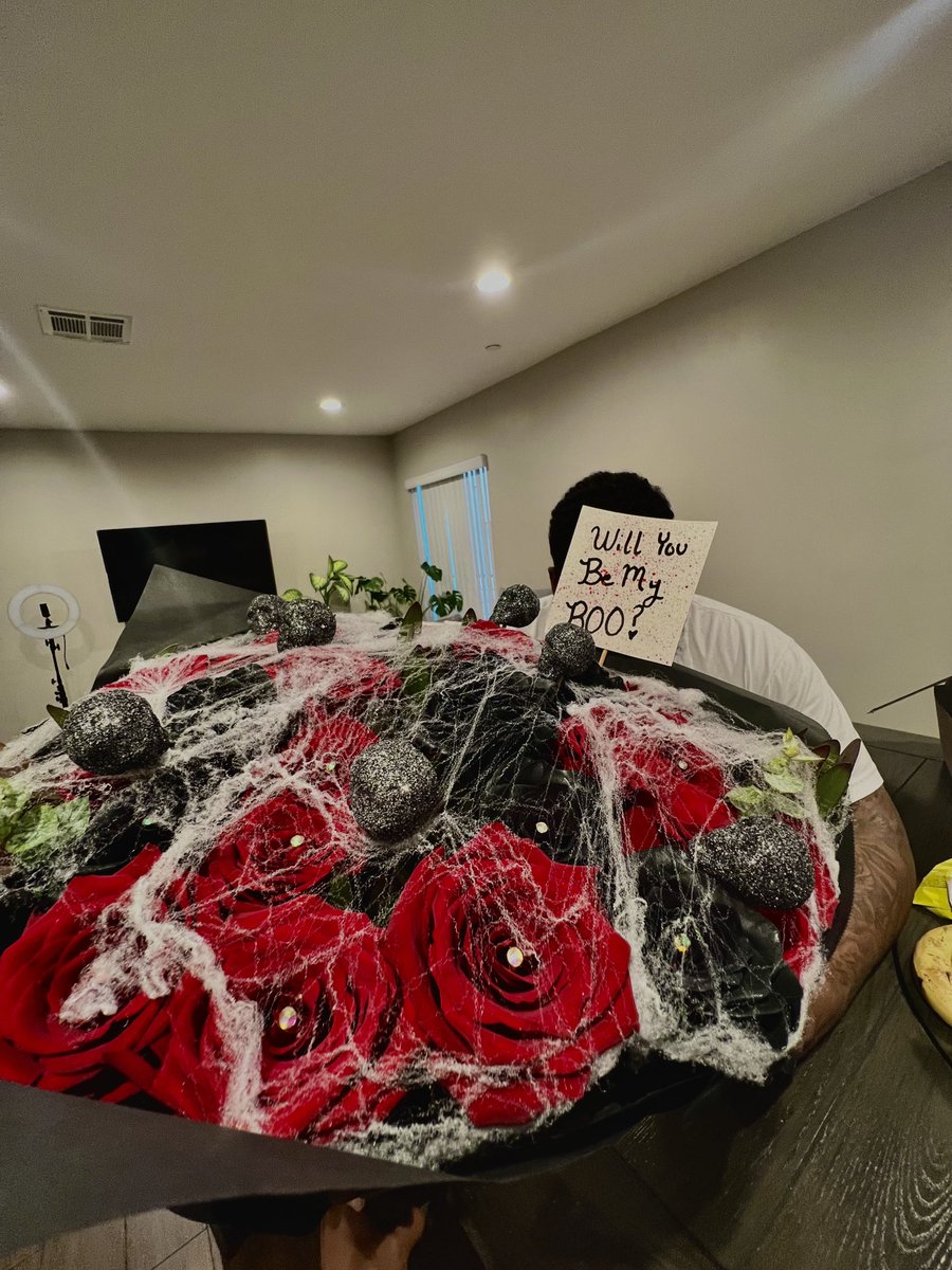 DomTheGee's tweet photo. shit getting spooky i’m on the lover girl side now 🥺🖤 https://t.co/n2rnYlnNuK